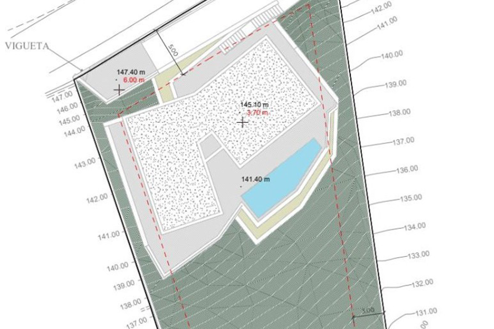Plan de situation technique détaillant l'implantation de la villa, l'emplacement de la piscine et les courbes de niveau topographiques du terrain.