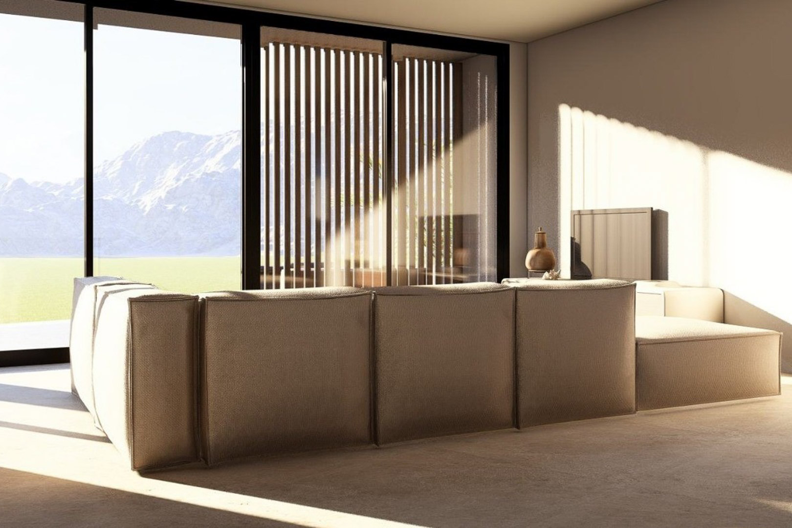 Salon lumineux avec canapé modulable aux tons naturels, grandes baies vitrées et vue panoramique sur les montagnes avec brise-soleil en bois.