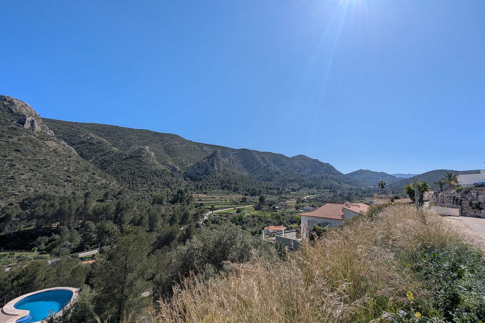 Vues panoramiques sur la vallée de Pedreguer et les montagnes environnantes, mettant en valeur le paysage méditerranéen naturel depuis une position dominante.