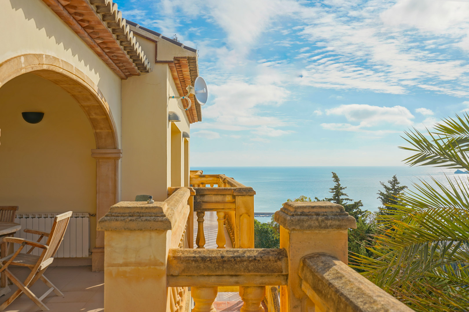 Terrasse supérieure avec balustrade en pierre et arches traditionnelles, offrant une vue panoramique sur la mer Méditerranée et la baie de Jávea.