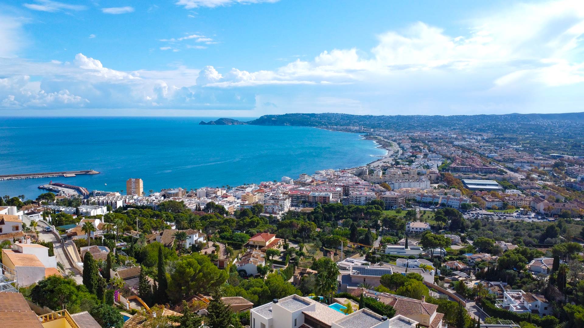 Vue panoramique depuis La Corona englobant la baie de Jávea, le port de plaisance et le Cap Negre se dessinant à l'horizon.