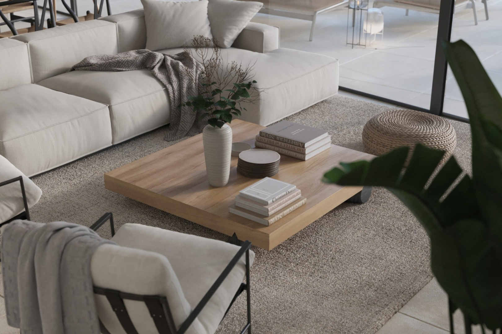 Espace de vie moderne avec canapé modulaire crème, table basse carrée en chêne et grandes baies vitrées ouvrant sur la terrasse de la villa.