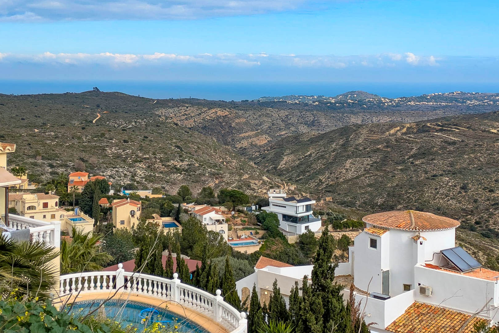 Vue panoramique de Cumbre del Sol sur la Méditerranée, mettant en valeur le paysage montagneux et l'architecture des villas de la Costa Blanca.