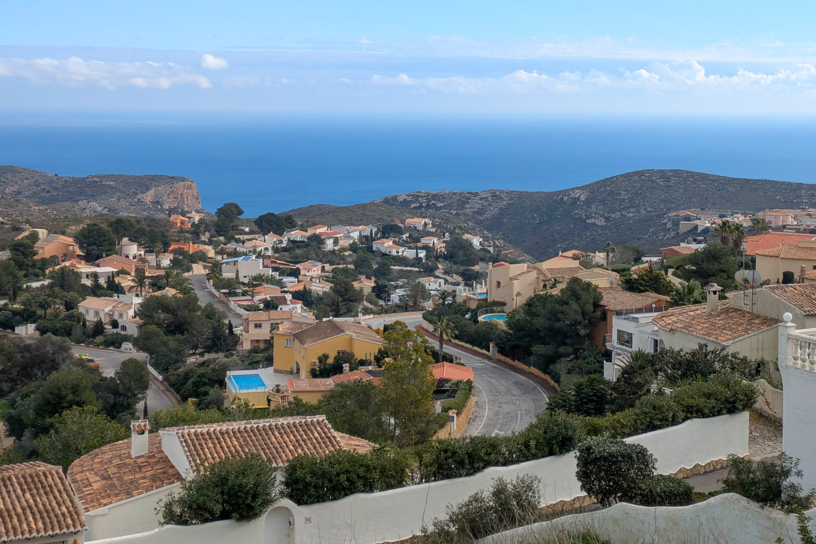 Vues panoramiques depuis Cumbre del Sol sur la mer Méditerranée, illustrant le quartier résidentiel et les falaises escarpées de la Costa Blanca.