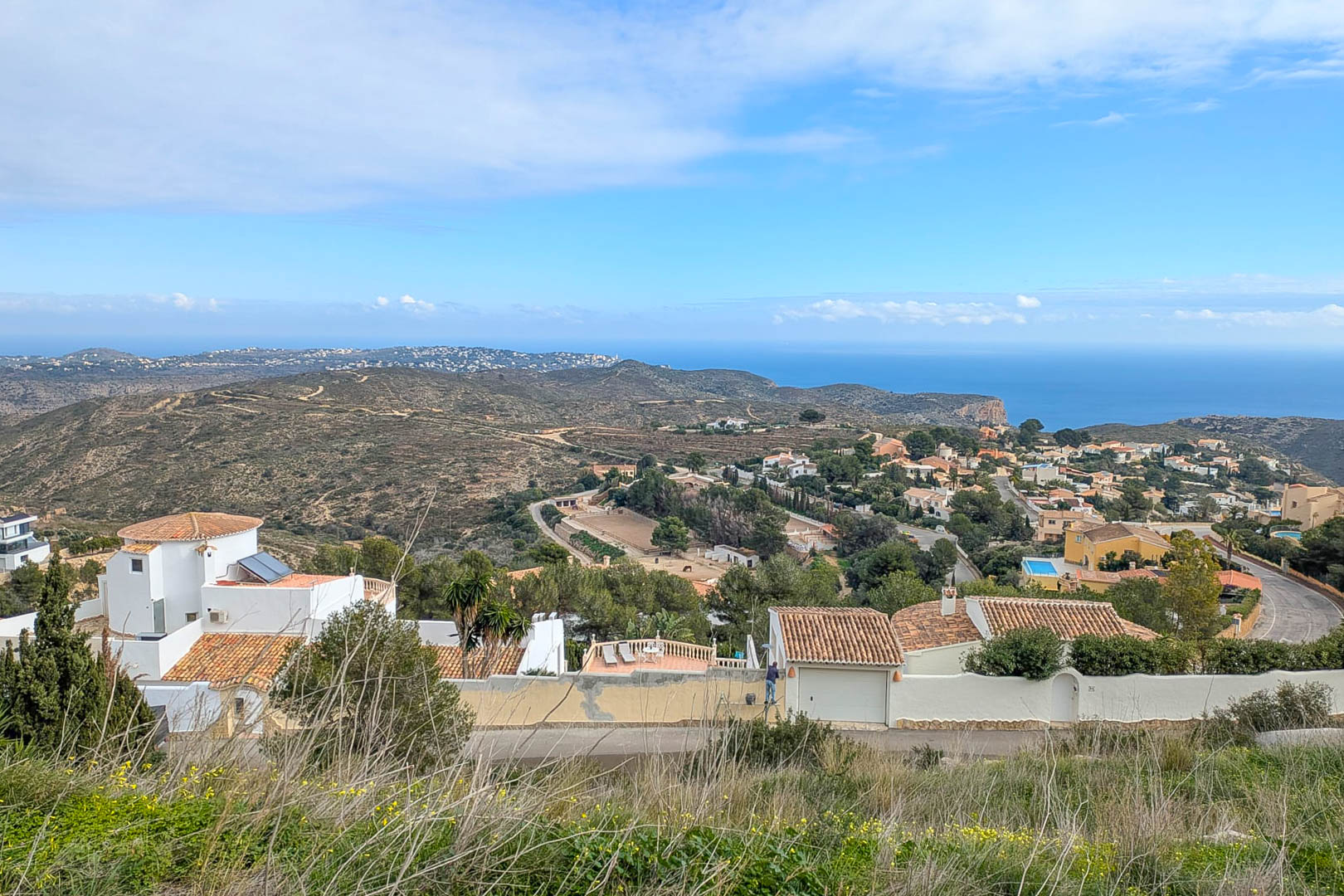 Vues panoramiques surélevées depuis Cumbre del Sol vers la mer Méditerranée, mettant en valeur l'architecture côtière et les collines environnantes.