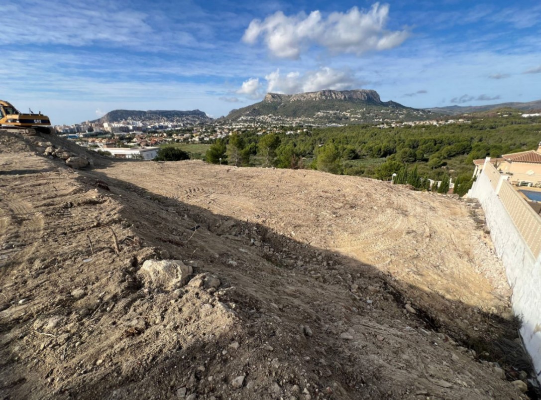 Terrain en préparation offrant une vue dégagée sur le Peñón de Ifach, la ville de Calpe et les massifs montagneux de l'arrière-pays.