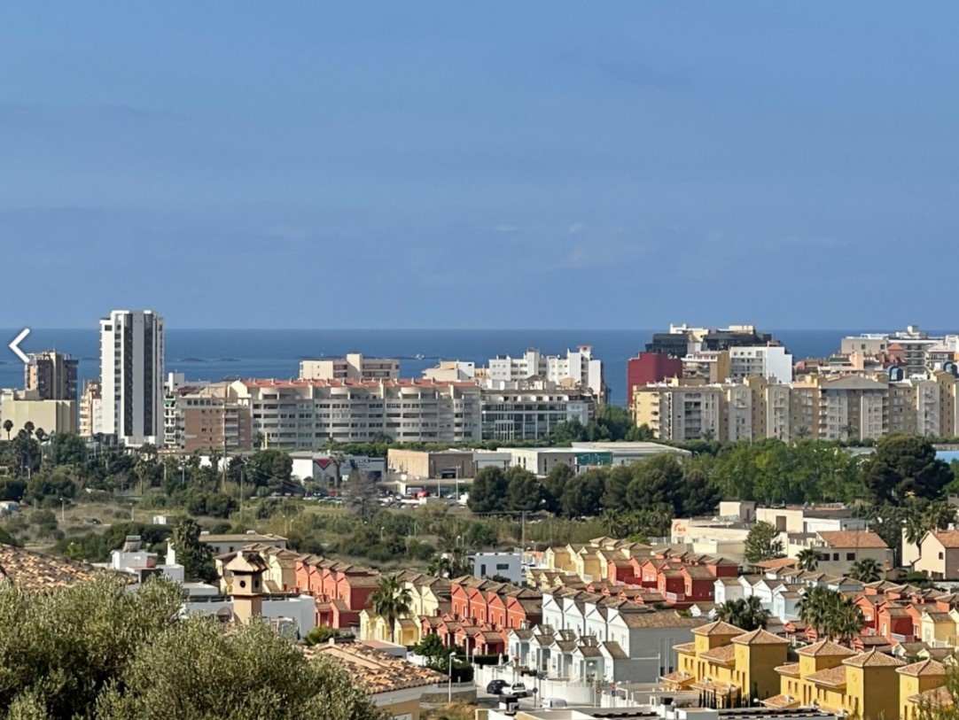 Vues panoramiques depuis la propriété sur le paysage urbain de Calpe, mêlant architecture résidentielle et mer Méditerranée à l'horizon sous un ciel clair.