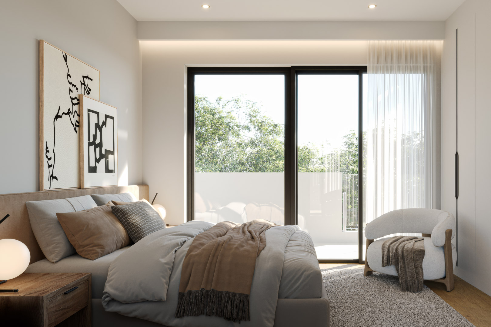 Chambre principale avec baies vitrées coulissantes, éclairage indirect au plafond et accès direct à une terrasse privée offrant une vue sur la végétation.