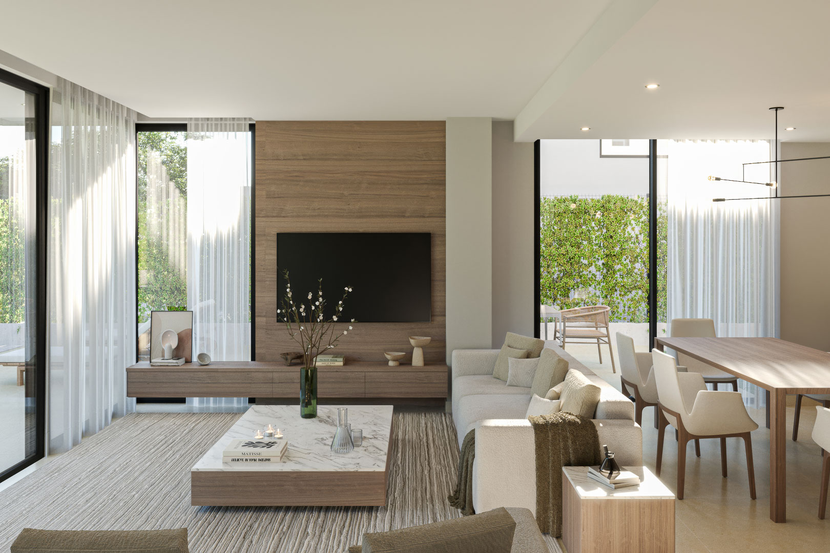 Salon-salle à manger ouvert avec mur en boiserie, table basse en marbre et grandes baies vitrées offrant une vue sur le jardin privé.