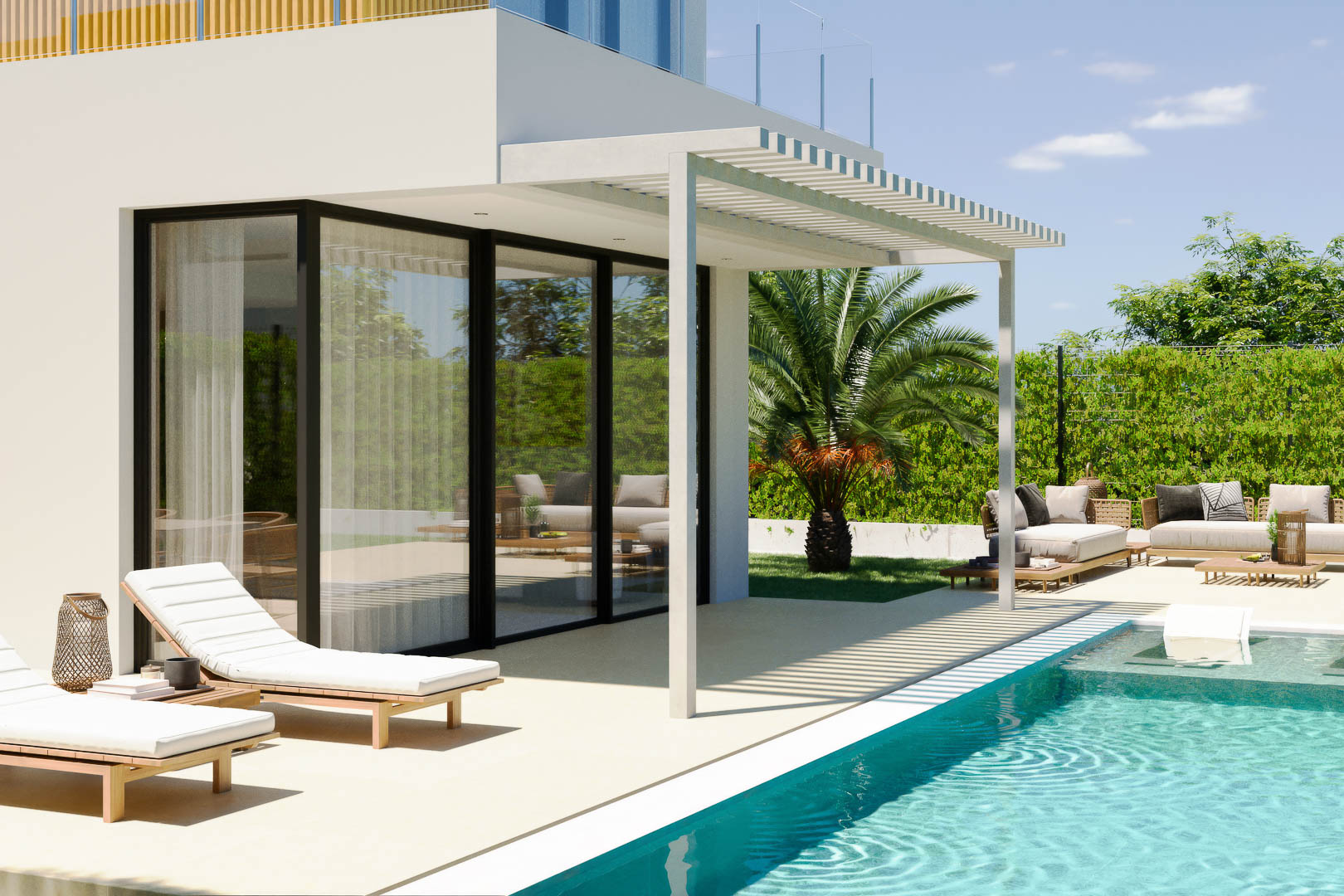 Terrasse extérieure avec piscine privée, pergola à lames blanches et coin salon. De grandes baies vitrées relient l'intérieur au jardin méditerranéen avec palmier.