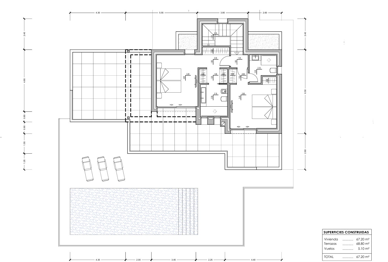 Plan technique de l'étage supérieur illustrant deux chambres doubles avec salles de bains attenantes et une vaste terrasse de 68,80 m² dominant la piscine.