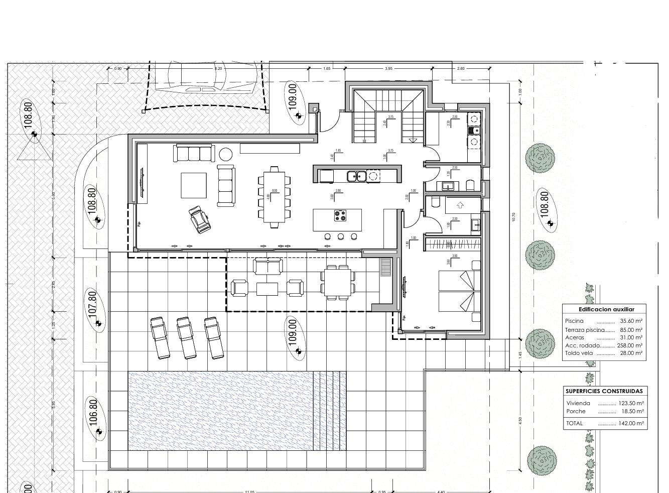 Plan technique du rez-de-chaussée illustrant l'espace de vie ouvert, une chambre en suite et la grande terrasse extérieure avec piscine et zones de stationnement.