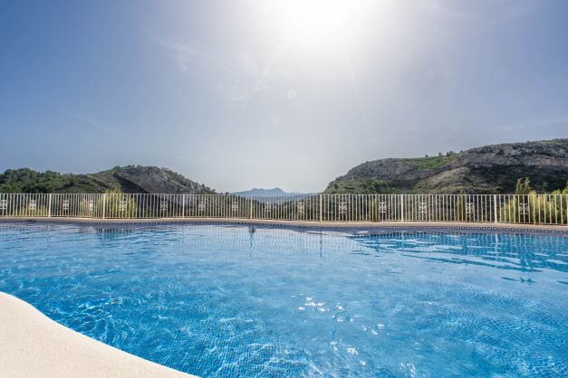 Piscine communautaire à Monte Cala Gardens offrant une vue dégagée sur les montagnes et le parc naturel environnant.