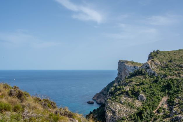 Vues panoramiques sur les falaises côtières de la Méditerranée et la mer bleue depuis l'environnement naturel de Cumbre del Sol.