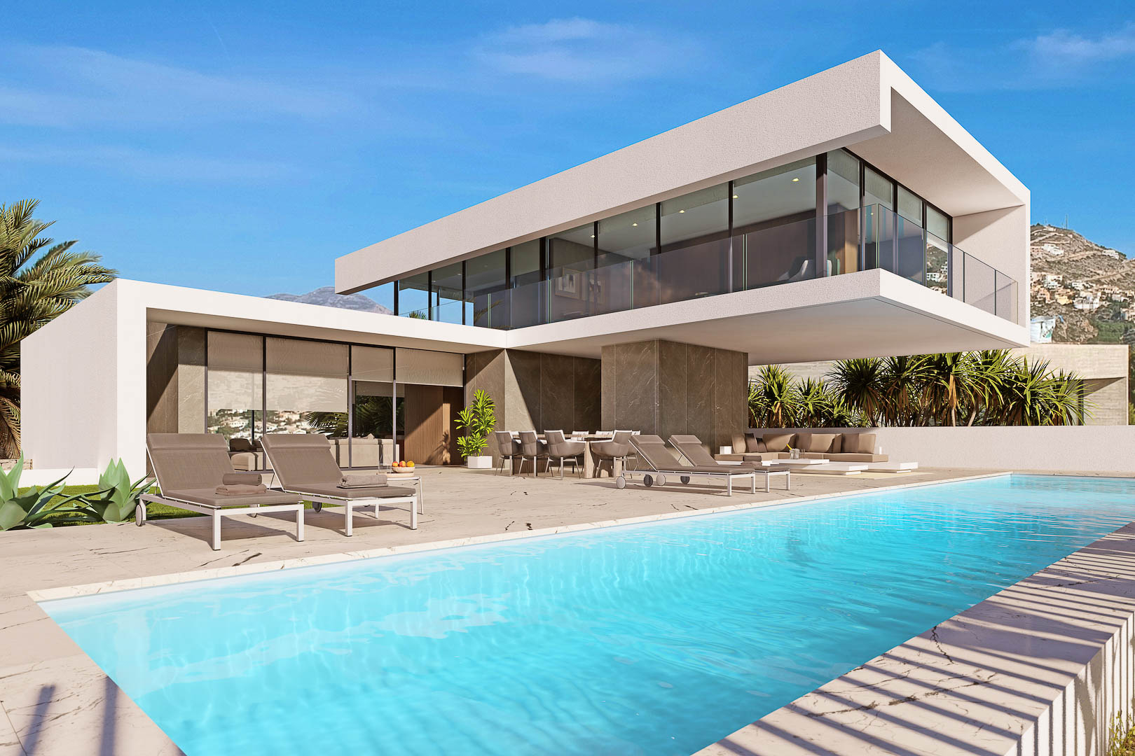Vue extérieure de la villa avec piscine turquoise, terrasse avec chaises longues et salle à manger extérieure.