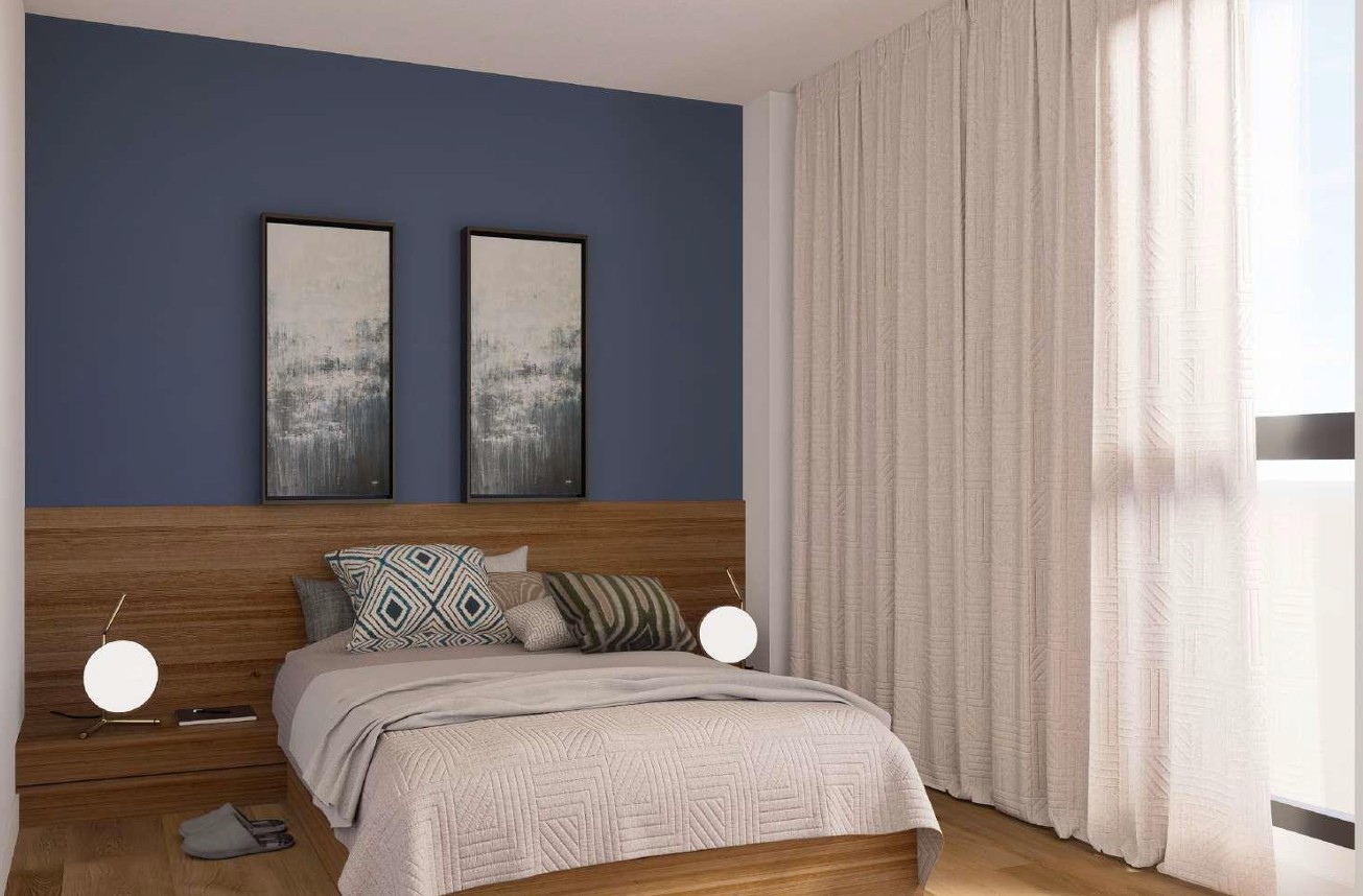 Chambre contemporaine avec mur d'accent bleu, tête de lit en bois intégrée et grandes fenêtres habillées de rideaux texturés du sol au plafond.