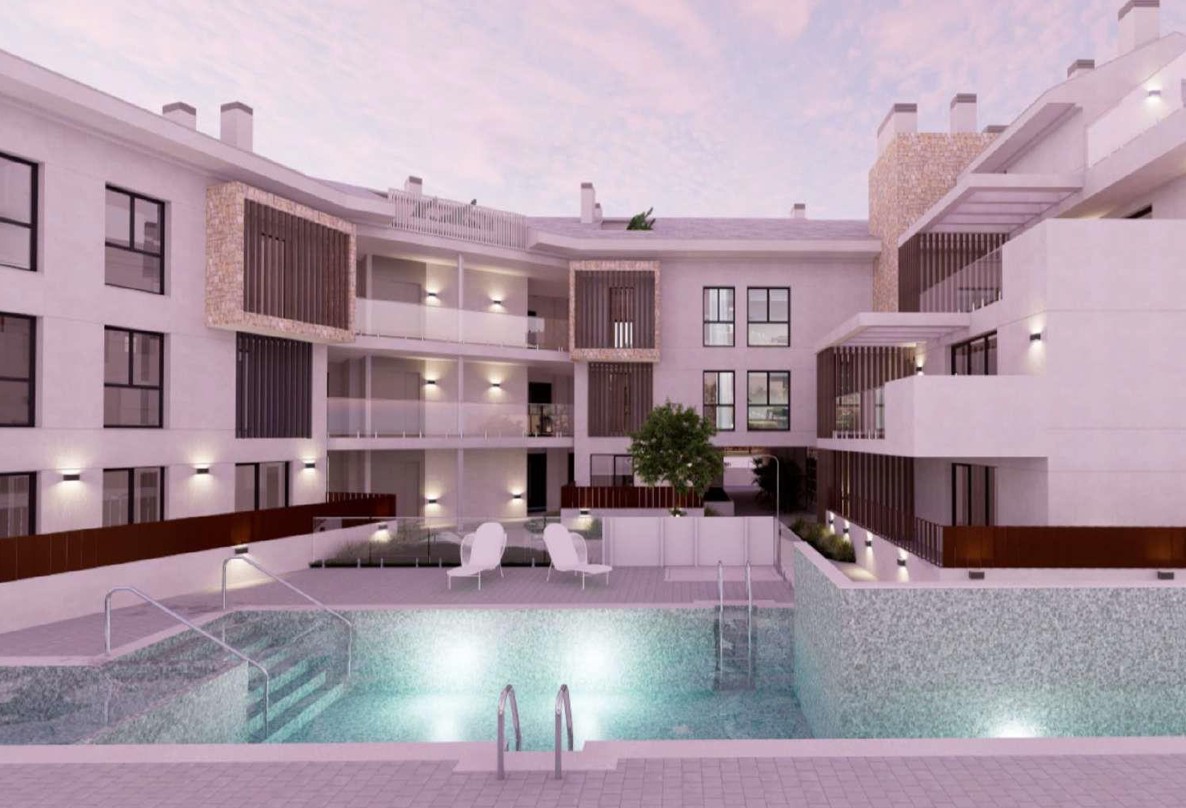 Vue nocturne de la piscine commune éclairée et des façades modernes avec détails en pierre, persiennes en bois et terrasses aux garde-corps en verre.