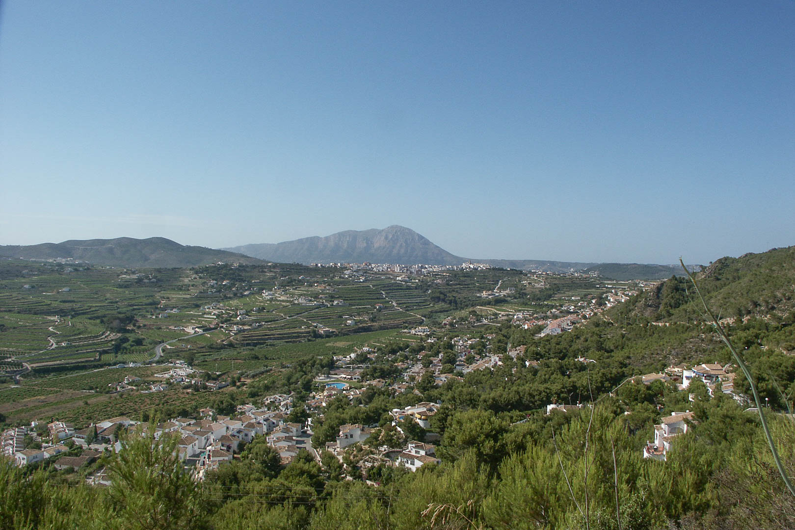 Vues panoramiques depuis le terrain à Paichi sur la vallée et le mont Montgó, soulignant l'environnement naturel préservé et les villas environnantes.