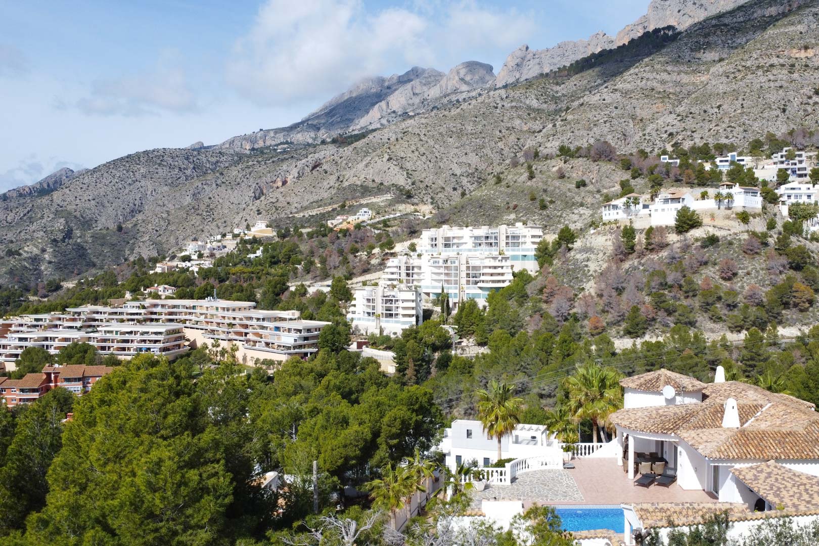 Vue aérienne de la villa méditerranéenne et de sa piscine, illustrant son emplacement exceptionnel au pied de la chaîne de la Sierra de Bernia.