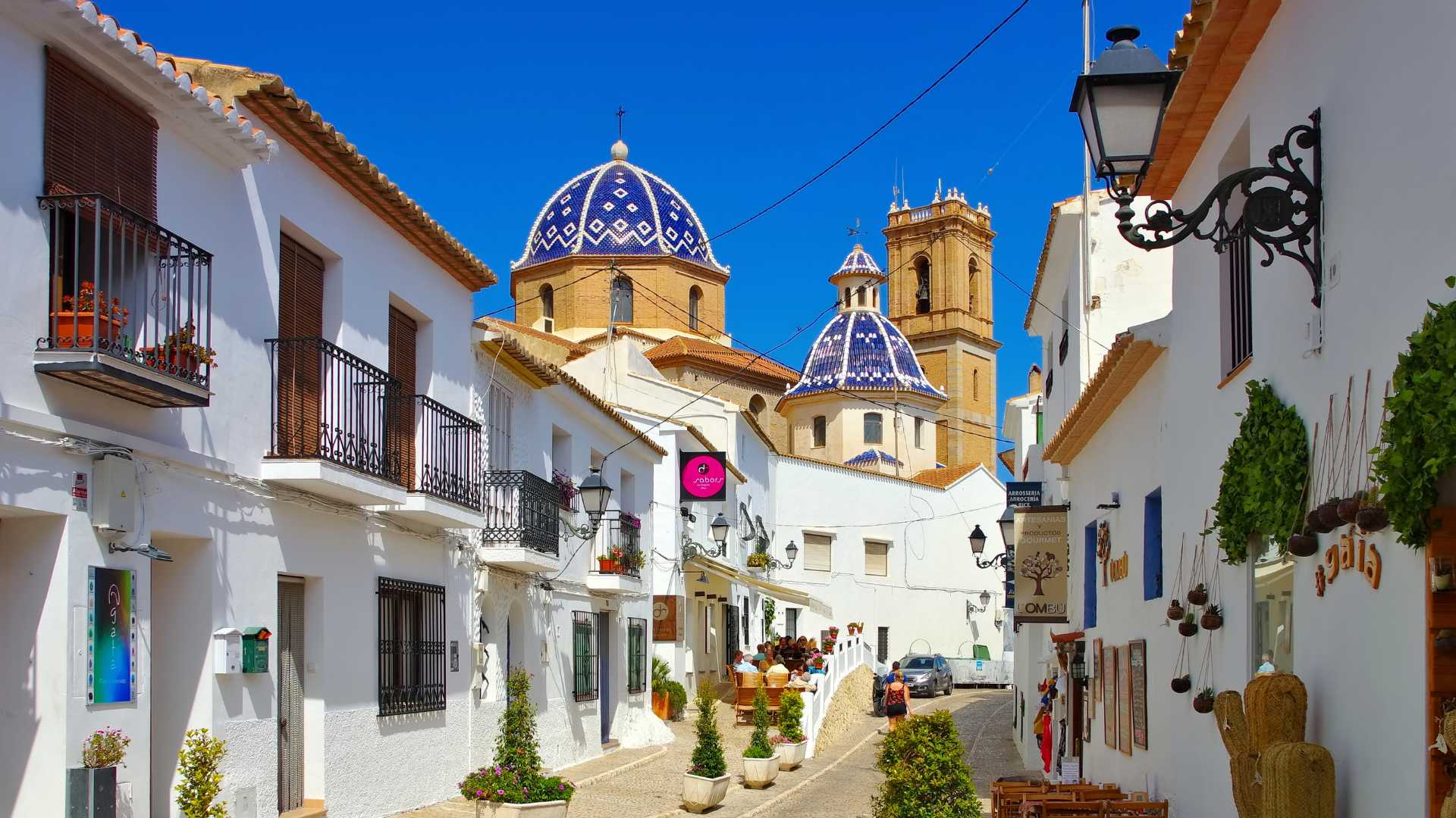 Vue de la vieille ville d'Altea avec ses rues pavées étroites, ses maisons blanches traditionnelles et les célèbres dômes en tuiles bleues et blanches de l'église.