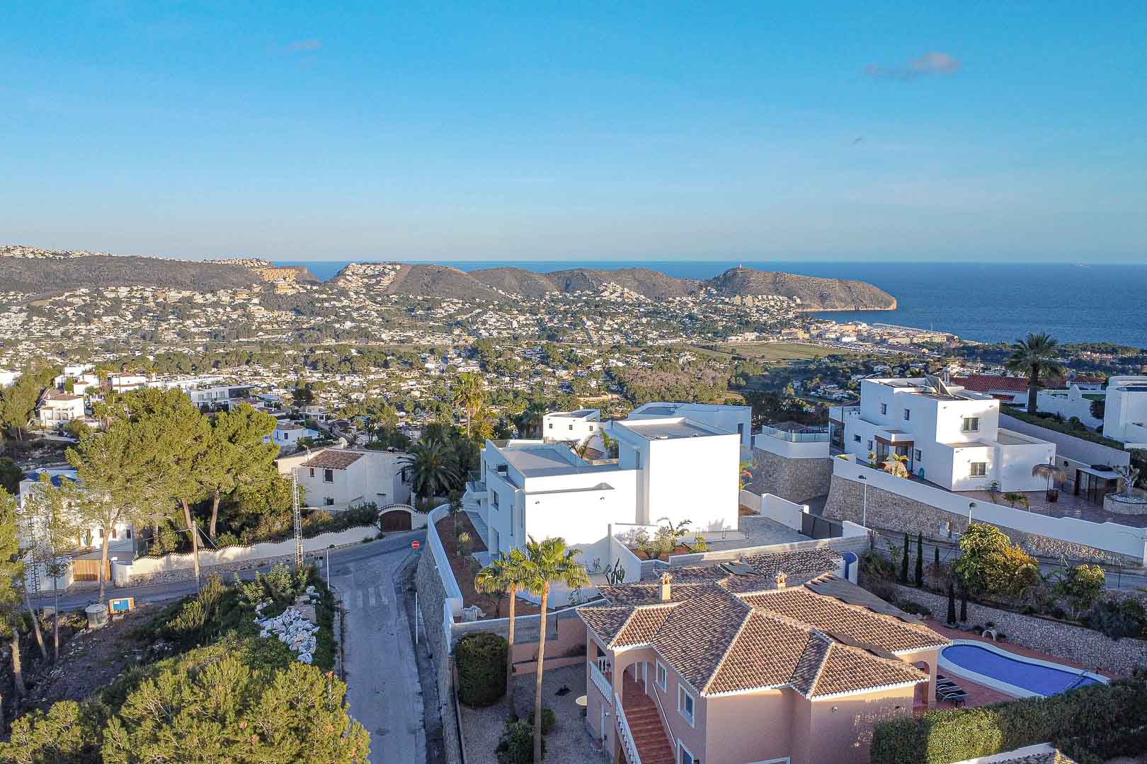 Vue aérienne d'une villa moderne à Benimeit offrant une vue panoramique sur la mer et la côte.