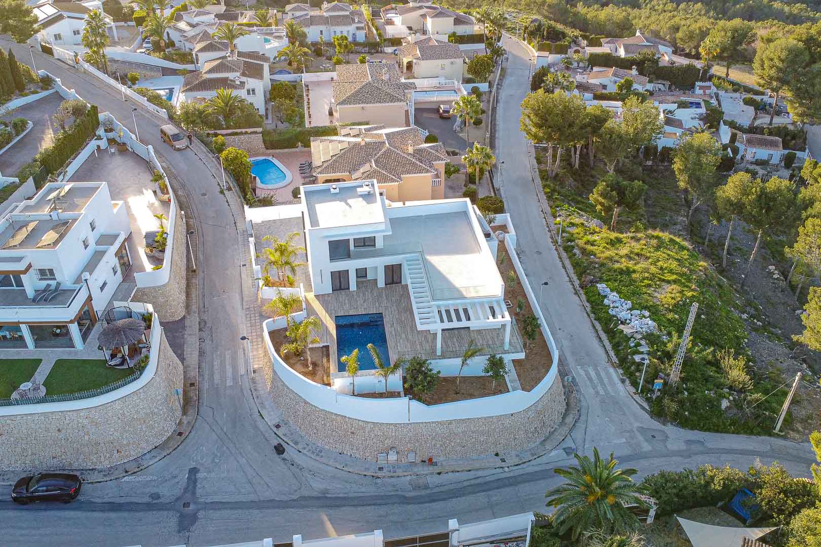Vue aérienne d'une villa moderne avec piscine à Benimeit, Moraira. Design minimaliste, terrasses et jardin méditerranéen.