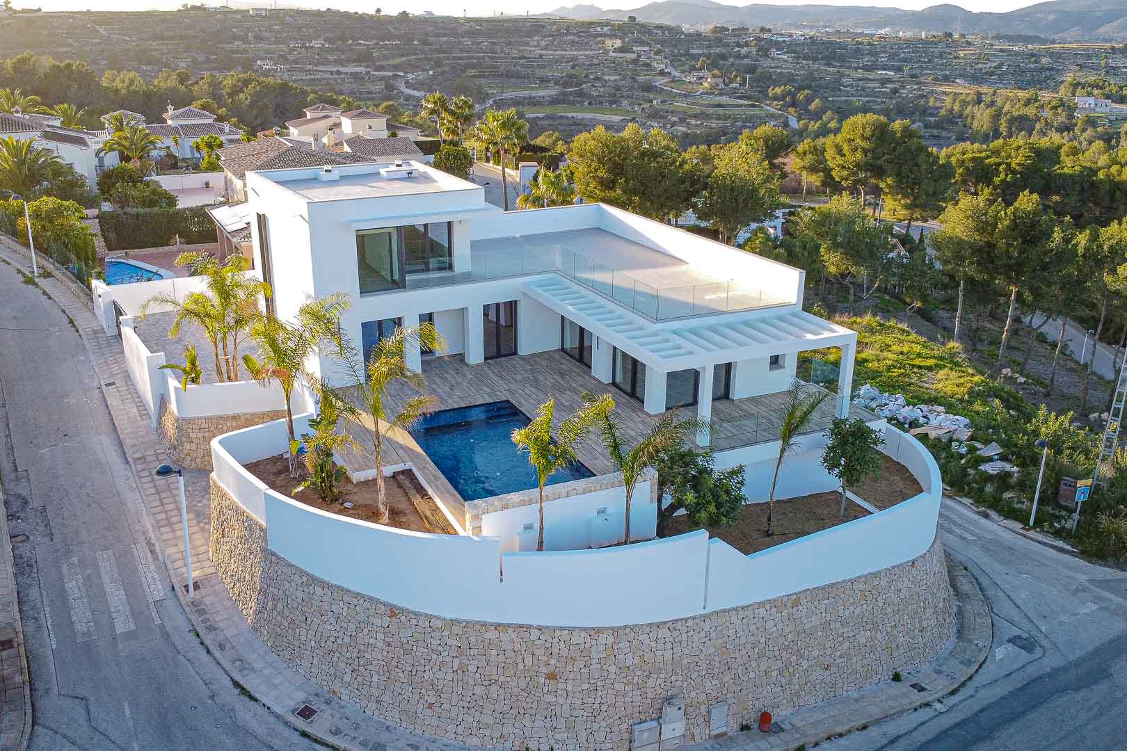 Vue aérienne d'une villa moderne avec piscine, terrasses et jardin méditerranéen à Benimeit, Moraira.
