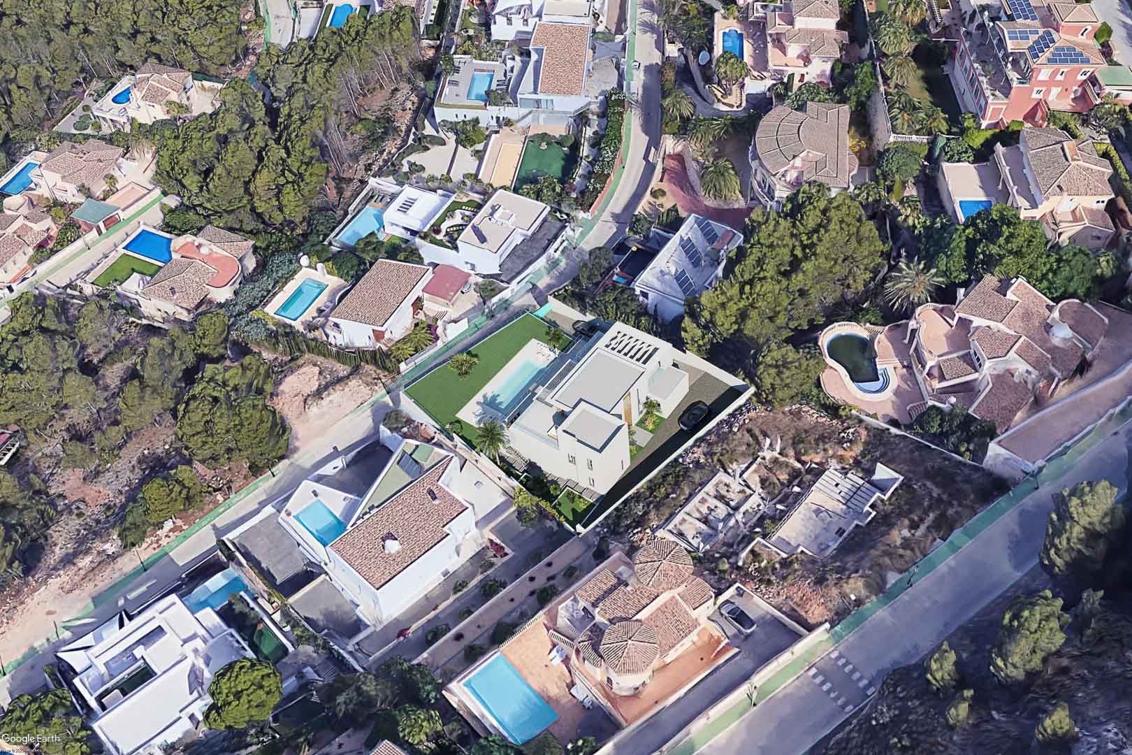 Vue aérienne de la villa à Altea Hills, illustrant son architecture moderne blanche, sa piscine privée et son terrain paysager intégré à la colline.