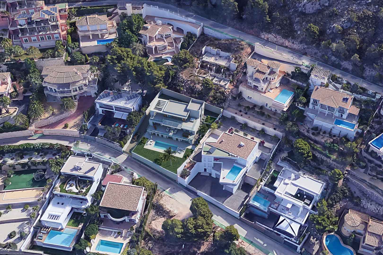 Vue aérienne de la villa moderne à Altea Hills, illustrant son architecture à plusieurs niveaux, sa piscine privée et son jardin sur un terrain en pente.