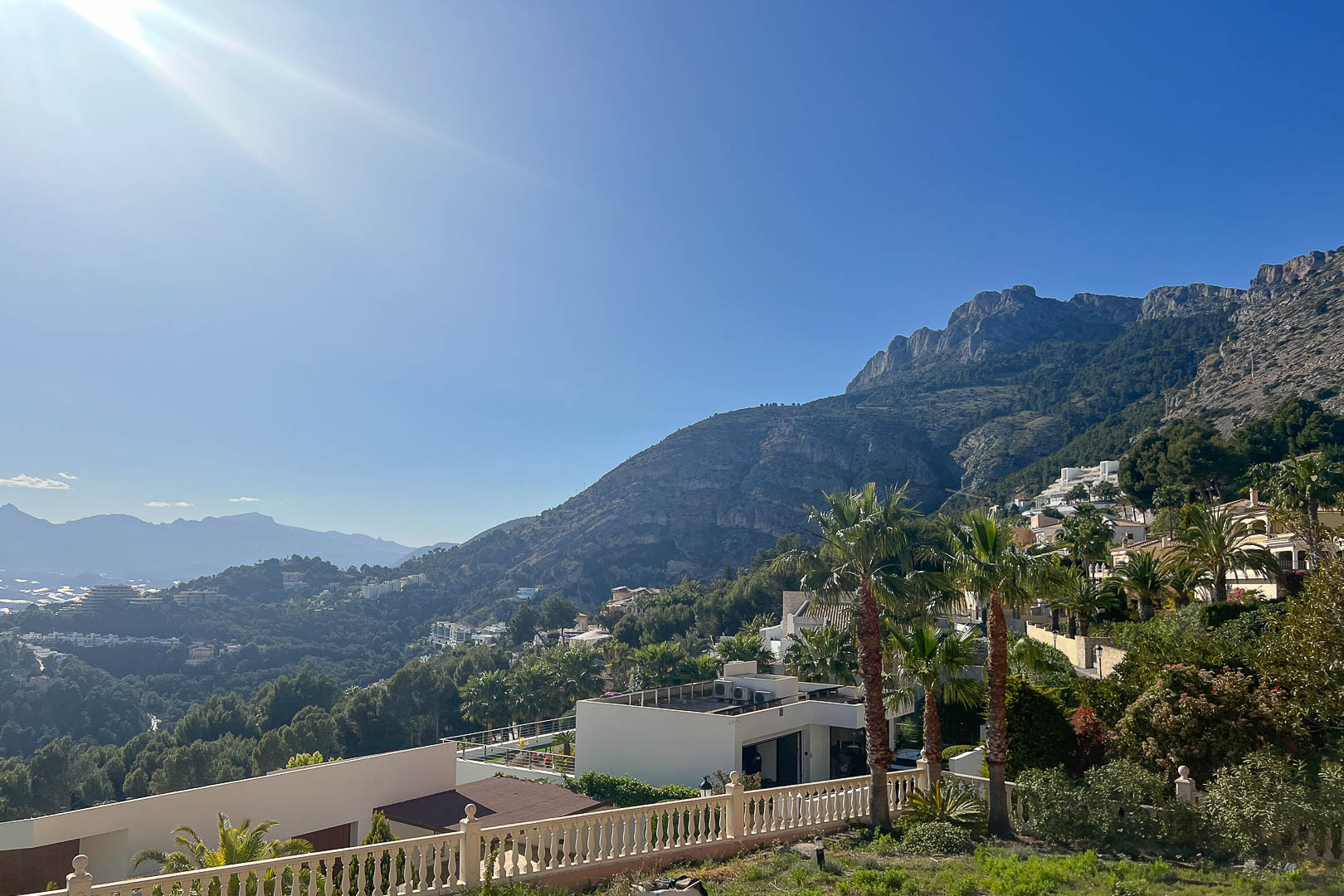 Vue panoramique depuis Altea Hills illustrant la Sierra de Bernia, des villas blanches à flanc de colline et une végétation méditerranéenne luxuriante.