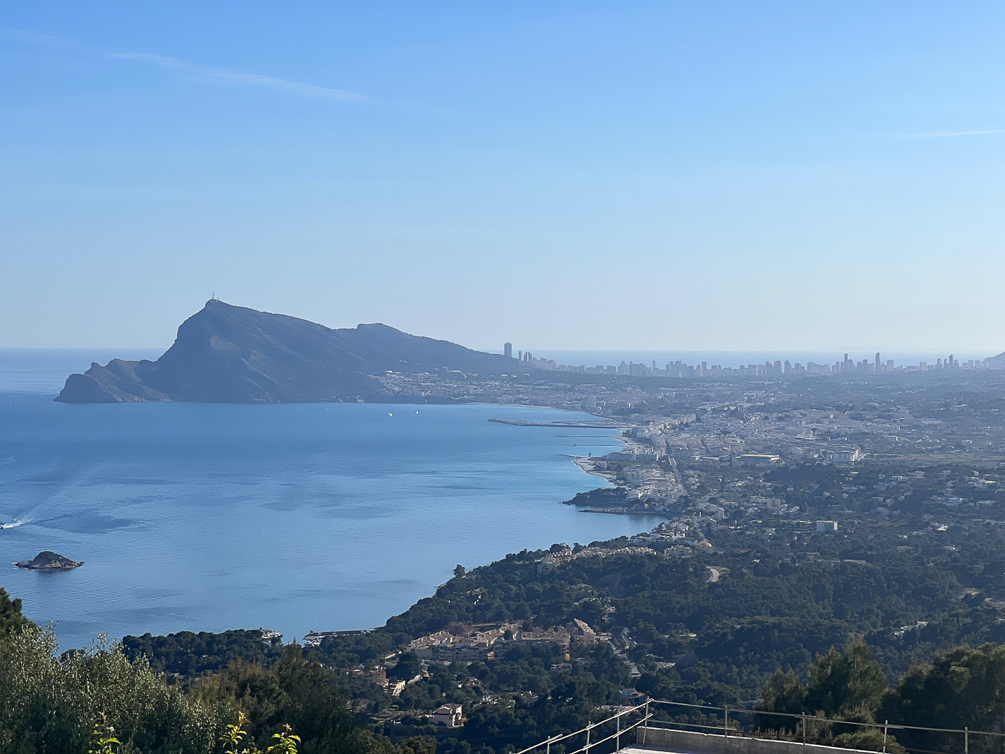 Vues panoramiques depuis Altea Hills sur la baie, mettant en valeur la Sierra Helada et la silhouette de Benidorm au bord de la Méditerranée.