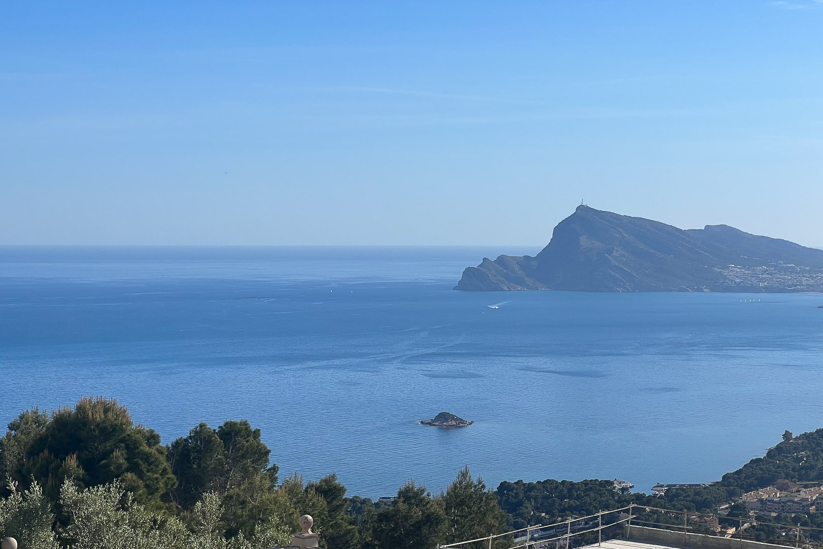 Vues panoramiques sur la mer Méditerranée et la Sierra Helada depuis Altea Hills. Le paysage naturel se distingue par ses pins et l'horizon de la baie d'Altea.
