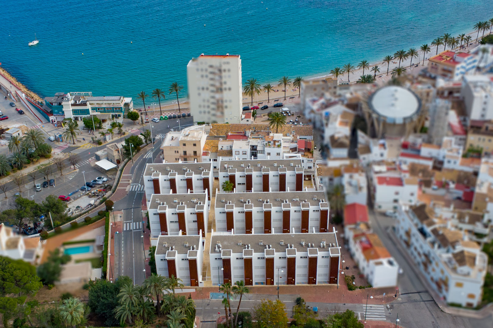 Vue aérienne du complexe résidentiel près du port de Jávea, illustrant son architecture moderne et sa proximité immédiate avec la mer Méditerranée et la promenade.
