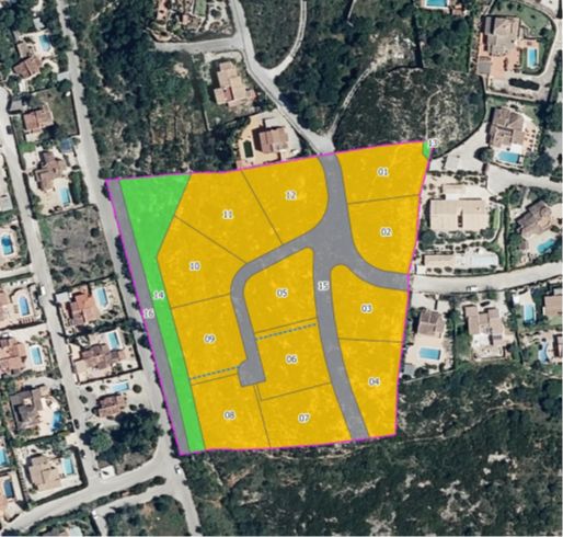 Plan de lotissement superposé à une vue aérienne, illustrant la division en 12 parcelles résidentielles et les voies d'accès internes à Jávea.