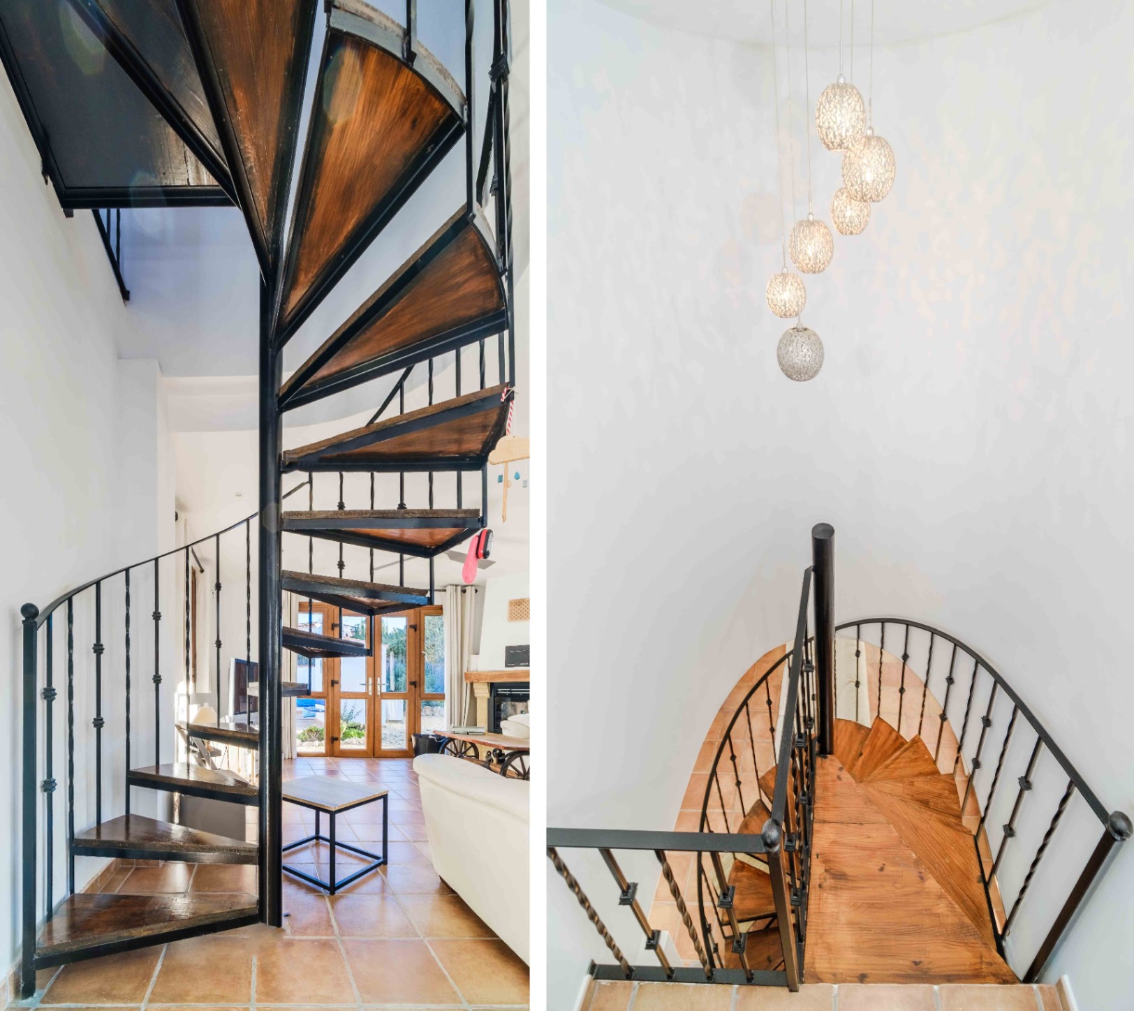 Escalier en colimaçon avec marches en bois et rampe en fer forgé, éclairé par une suspension moderne à globes multiples au-dessus d'un sol en terre cuite.