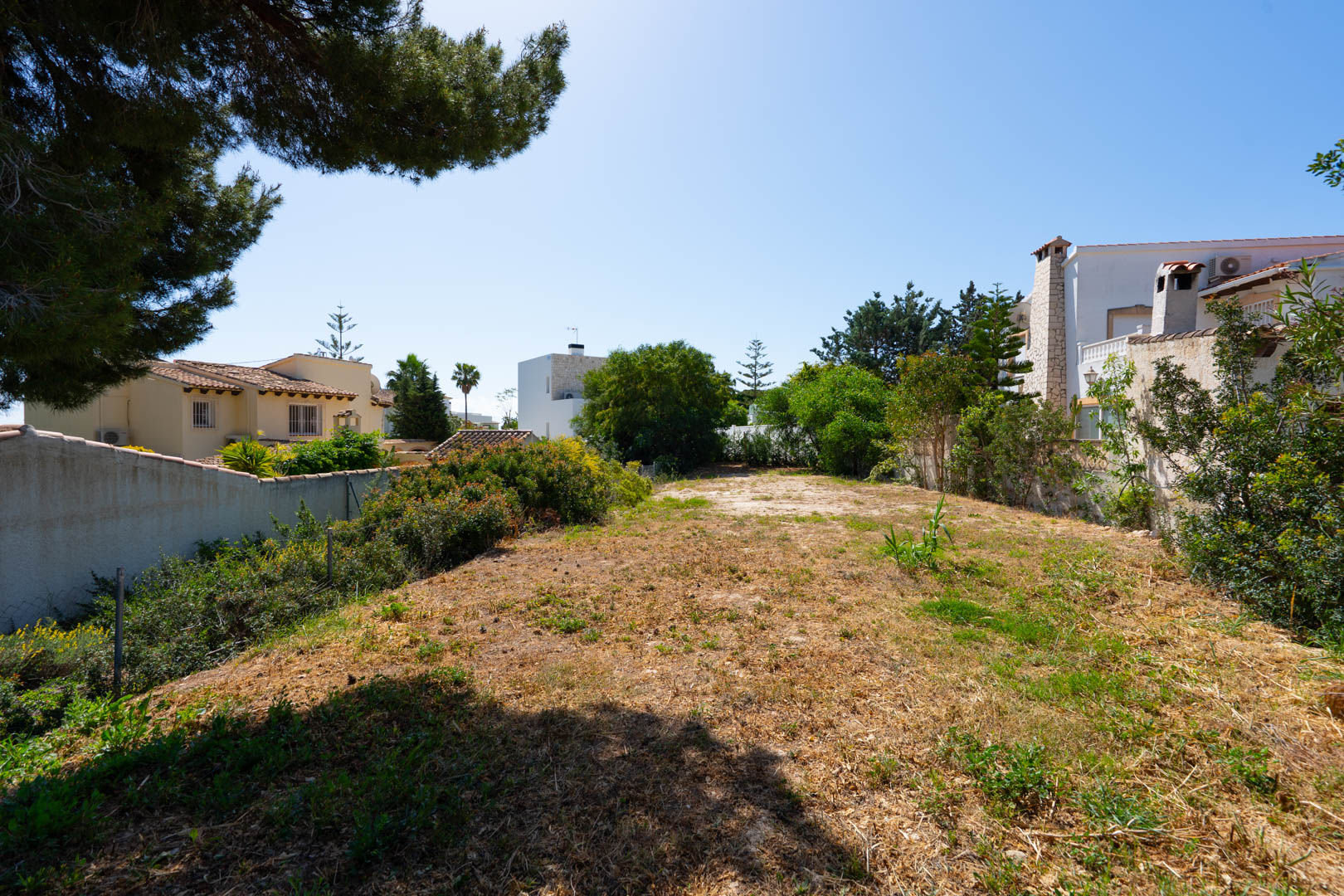 Vaste terrain plat supplémentaire de 900 m2 situé à l'arrière de la villa, offrant de multiples possibilités comme une maison d'amis ou un espace bien-être.