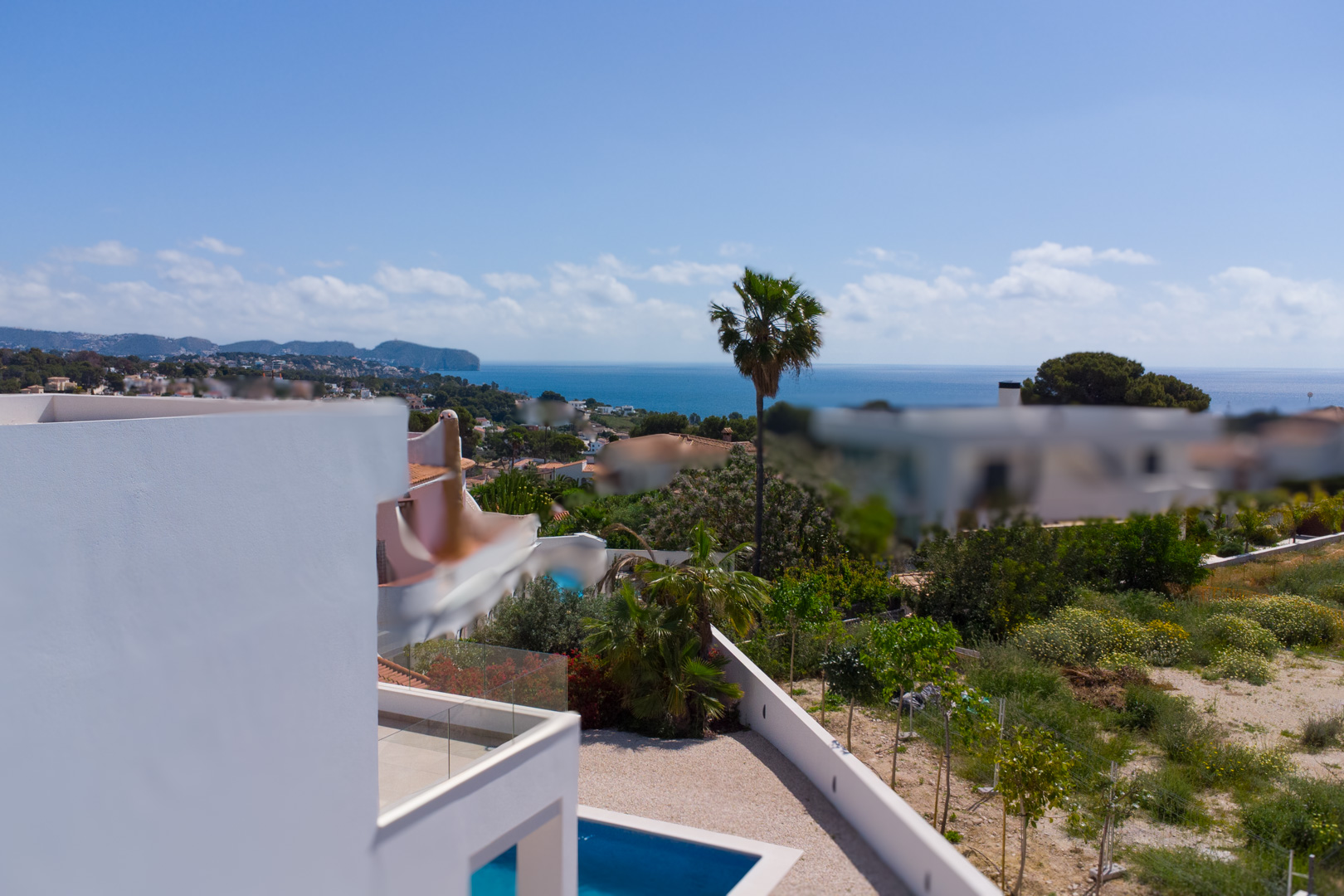 Vues panoramiques sur la mer Méditerranée depuis l'étage, surplombant la piscine privée, la terrasse en gravier et le paysage côtier environnant.