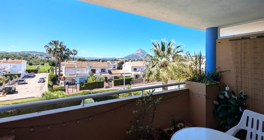 Terrasse privée avec garde-corps métallique offrant une vue dégagée sur le mont Montgó et les résidences environnantes de Jávea.
