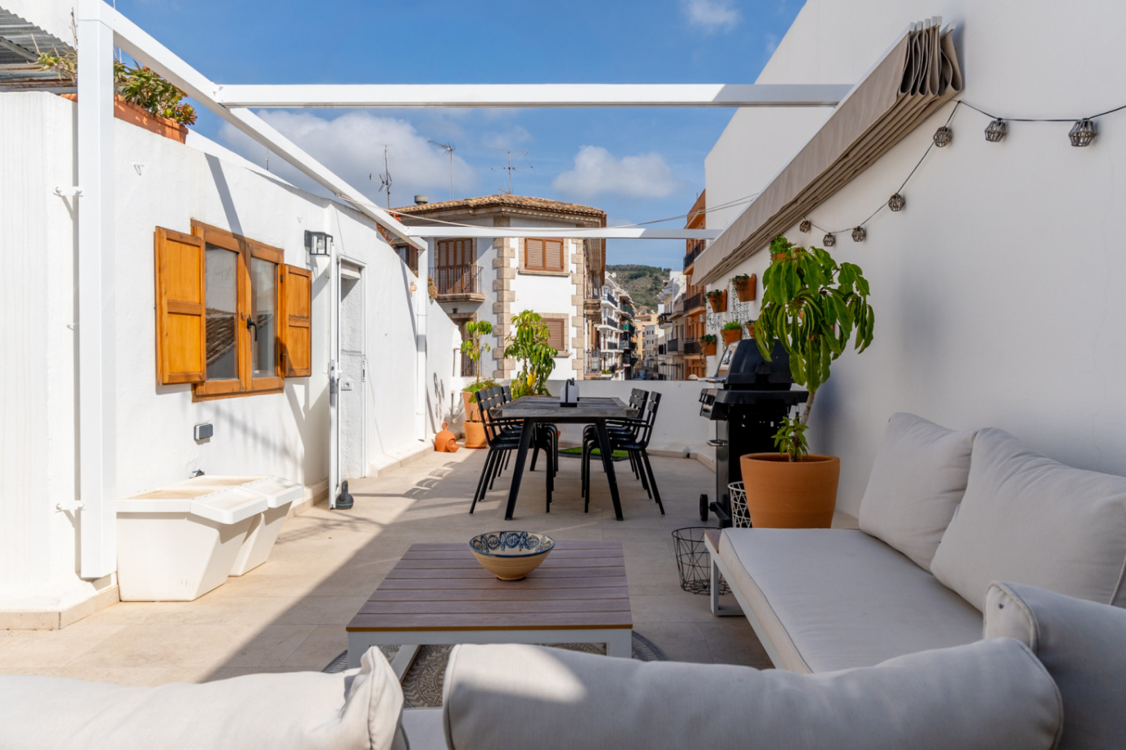 Vaste terrasse privée avec coin repas et barbecue, donnant sur la vieille ville de Jávea.
