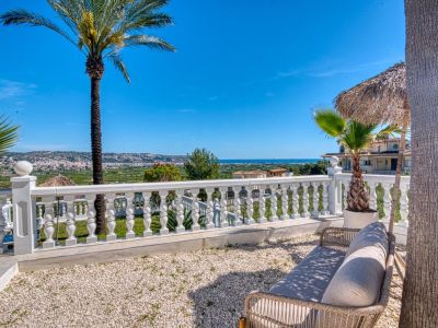 Terrasse avec vue panoramique, balustrade blanche et sol en gravier. Idéal pour la détente en plein air.
