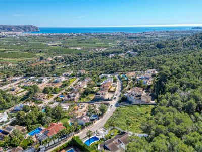 Vue aérienne de l'urbanisation Piver à Jávea, avec villas, piscines et végétation méditerranéenne.