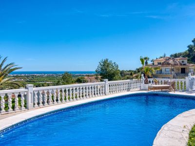 Vue sur la piscine avec balustrade blanche, donnant sur la mer Méditerranée et le paysage de Jávea.
