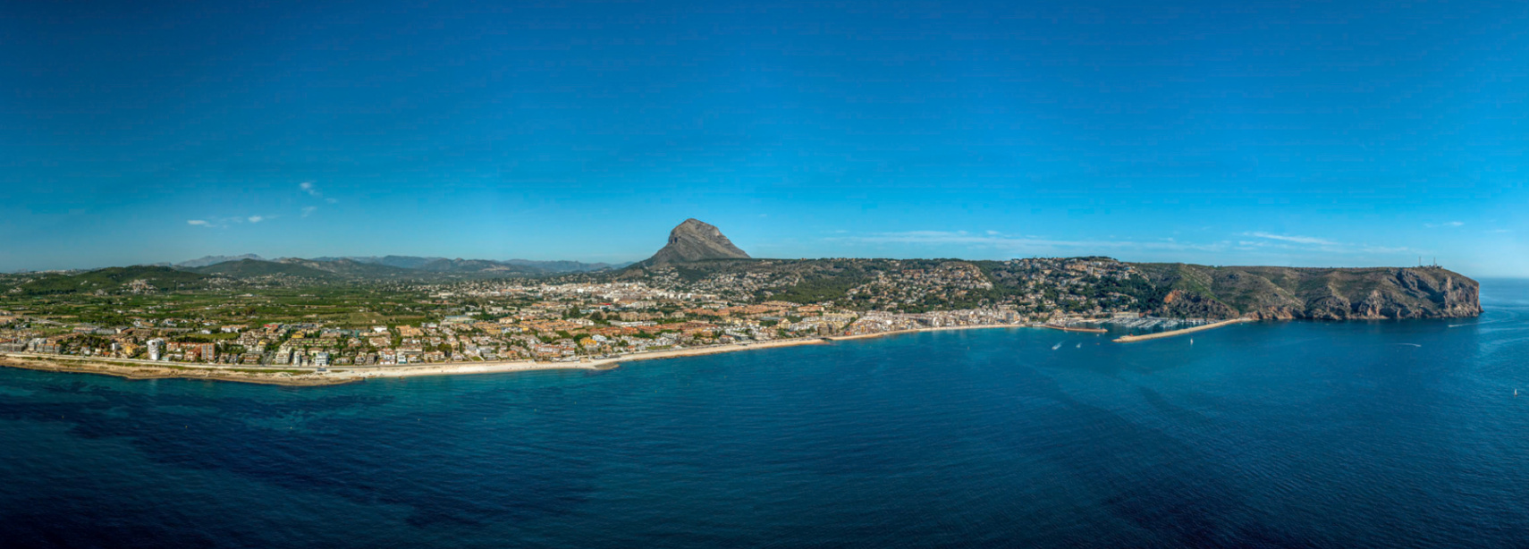 Vue panoramique de Jávea, avec son littoral, la mer Méditerranée et le Montgó en arrière-plan.