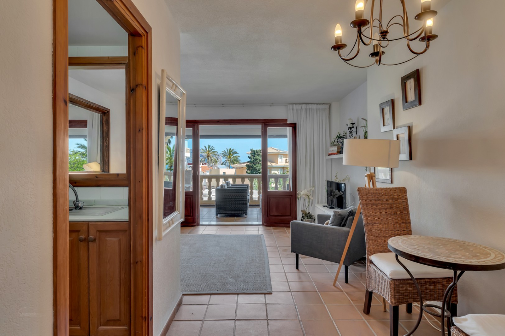 Intérieur lumineux avec accès terrasse et vue sur mer depuis le salon.