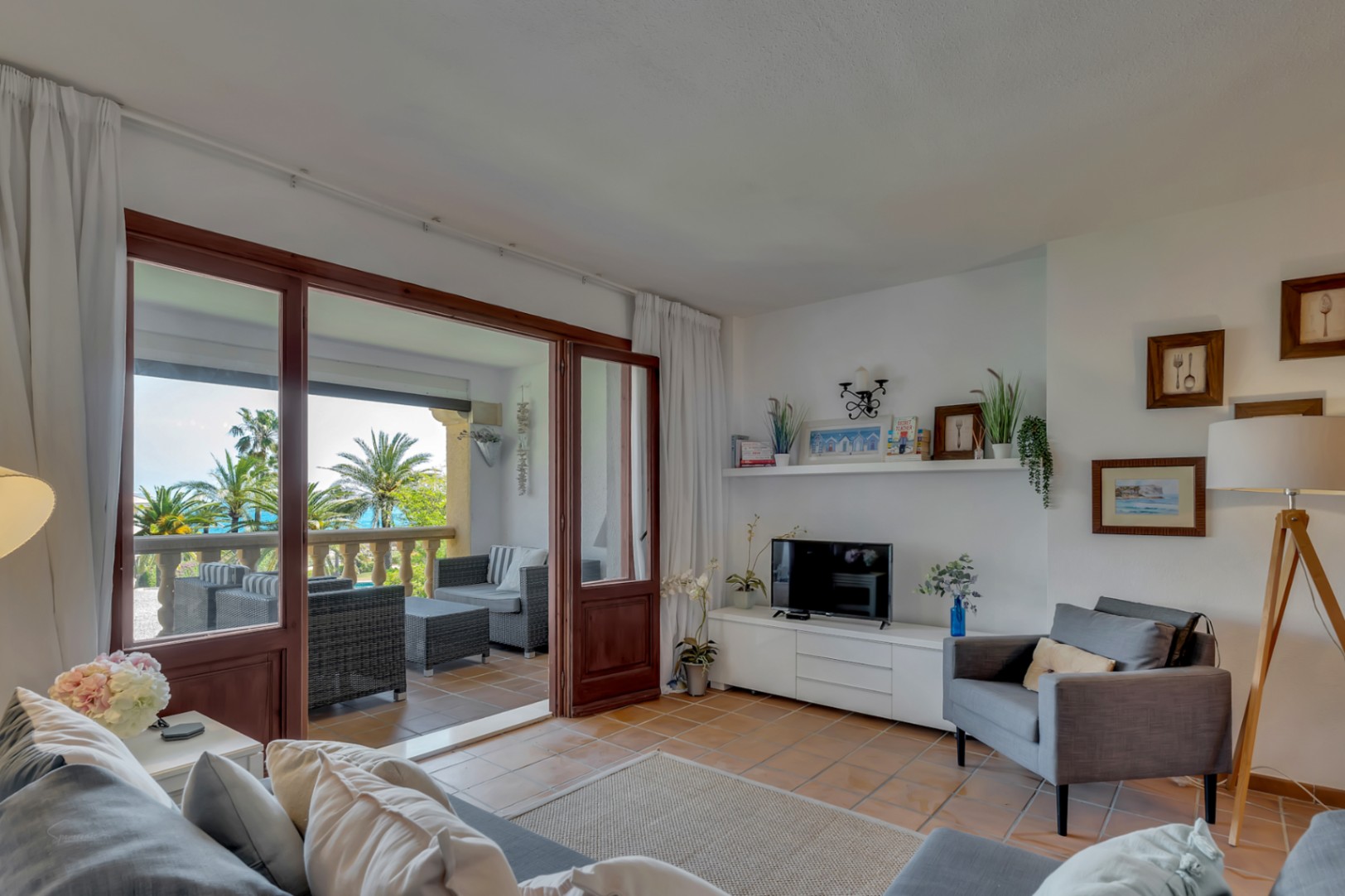 Salon lumineux avec terrasse vitrée et vue sur la Méditerranée à Jávea.