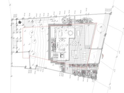 Plan d'implantation détaillé de la villa, présentant la topographie du terrain, l'aménagement extérieur avec piscine, l'accès au garage et le design intérieur.