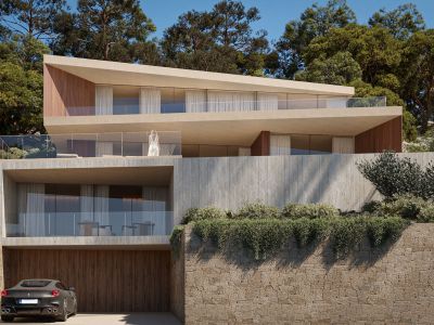 Villa moderne à plusieurs niveaux avec béton clair, accents de bois et terrasses vitrées, intégrée dans une colline verdoyante avec garage privé.