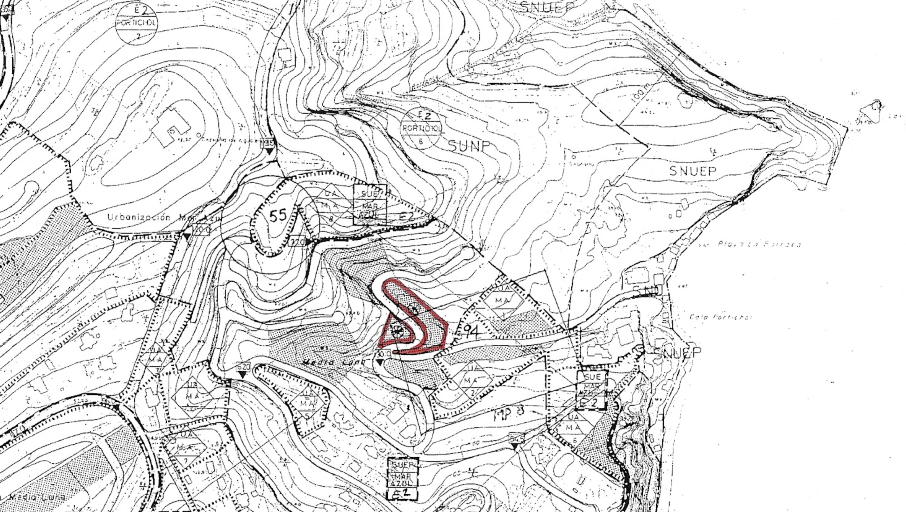 Plan topographique de la parcelle à Mar Azul, Jávea, mise en évidence en rouge sur le relief.