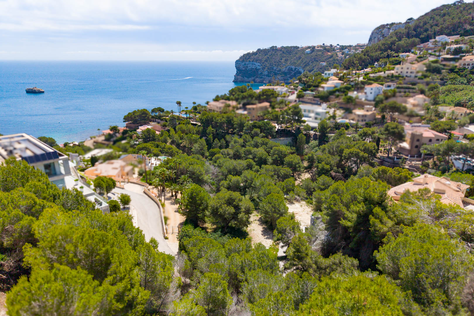 Vue aérienne de la parcelle à Mar Azul, Jávea, avec végétation luxuriante et vue sur la mer.