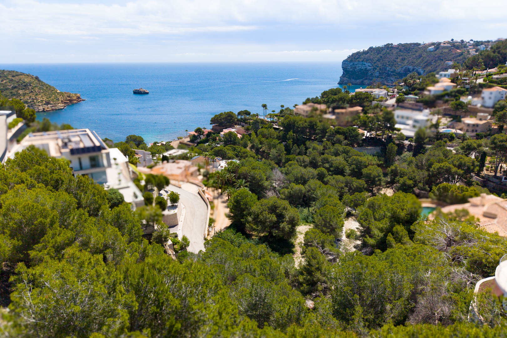 Vue aérienne de la parcelle à Mar Azul, Jávea, avec vue sur la mer Méditerranée et la verdure environnante.